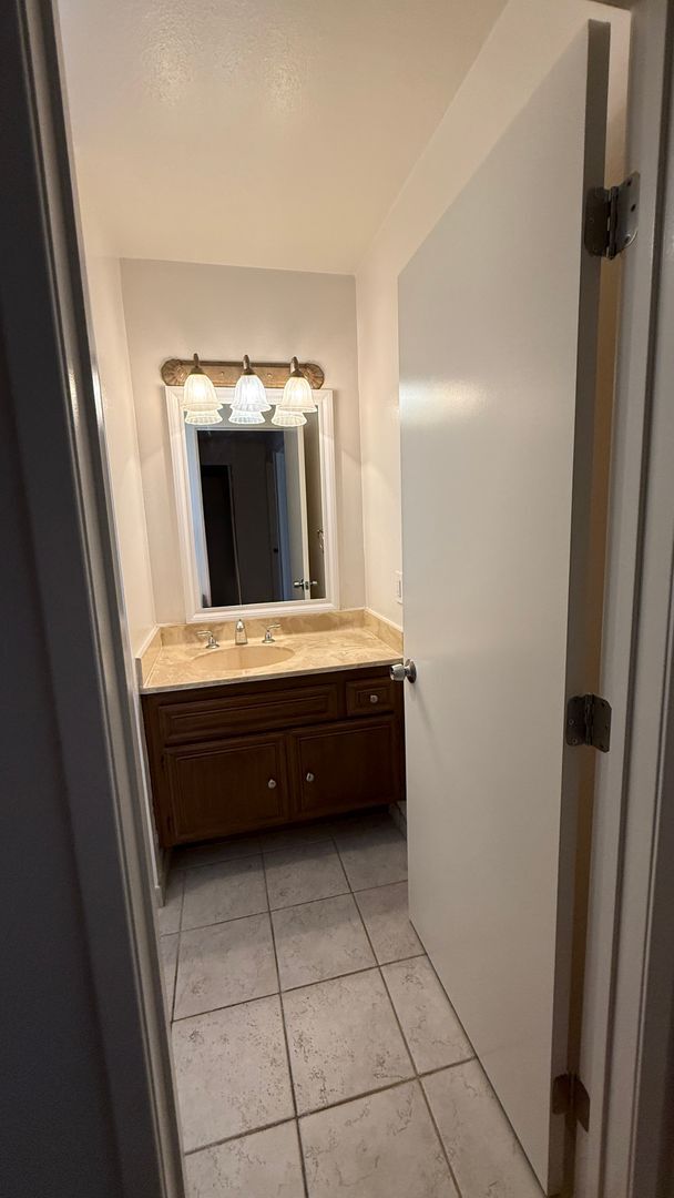 Building Photo - Spacious Townhouse For Rent at Montezuma T...