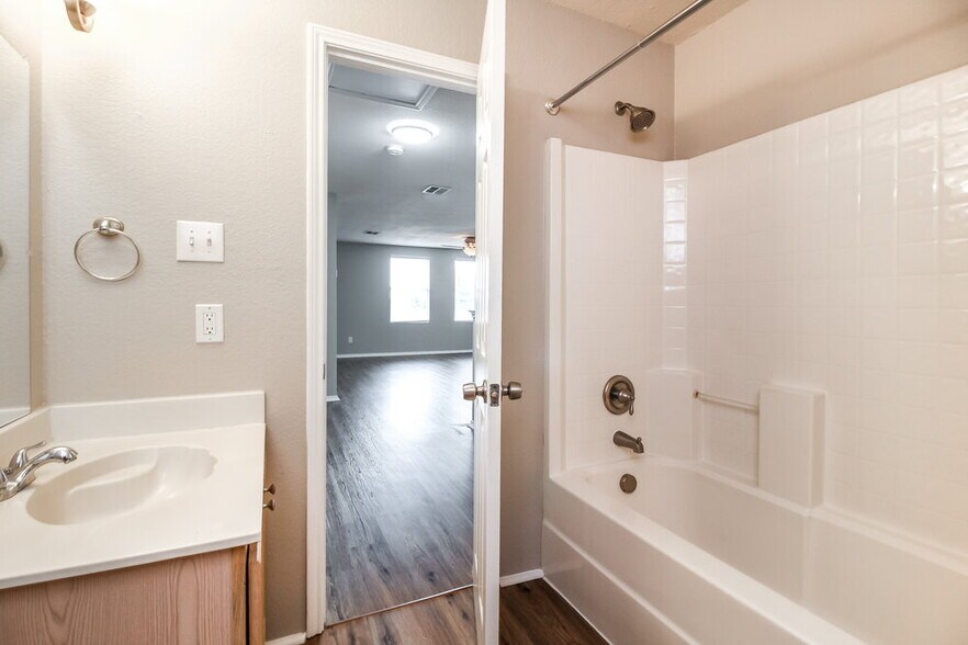 Building Photo - 2033 Shawnee Trail