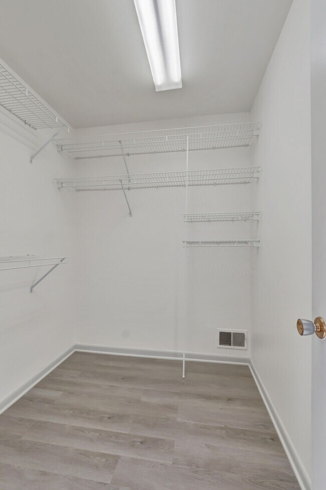 Building Photo - 6469 Fleetwood Dr