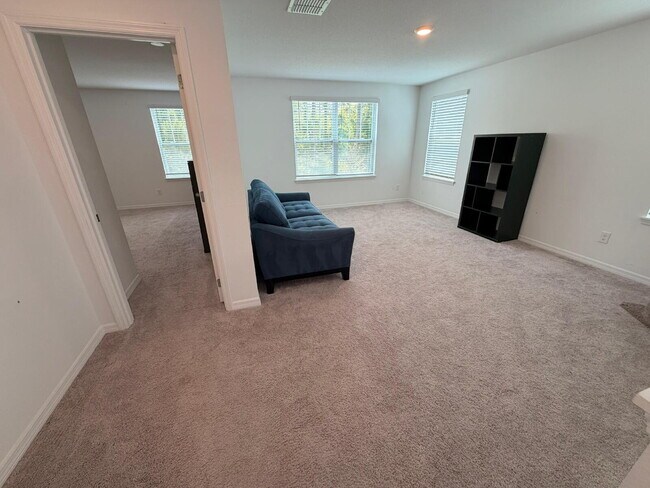 Building Photo - "Spacious 3-Bedroom Retreat in Winter Garden - 5520 Sq Ft of Comfort!"