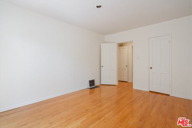Building Photo - 818 1/2 N Sweetzer Ave