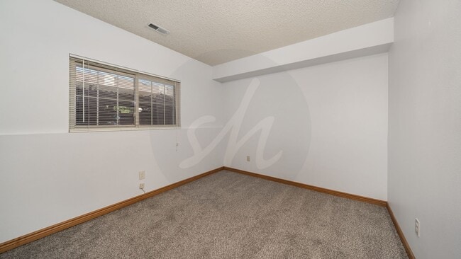 Building Photo - End unit 3 bedroom townhome near Ute Valle...