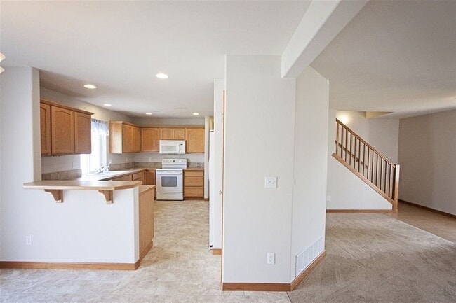 Building Photo - Beautiful 3 bedroom 2 1/2 bath home availa...