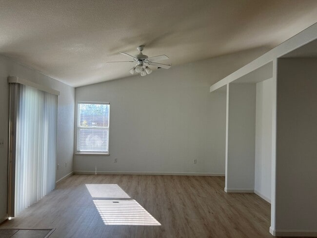 Building Photo - Available NOW! SPECIAL $500 off 1st months rent