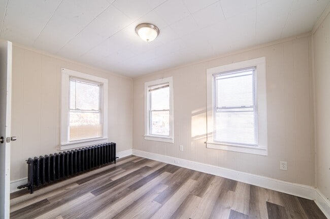 Building Photo - 817 E Pear St