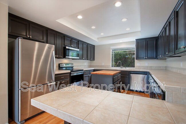 Building Photo - 846 S Cedros Ave