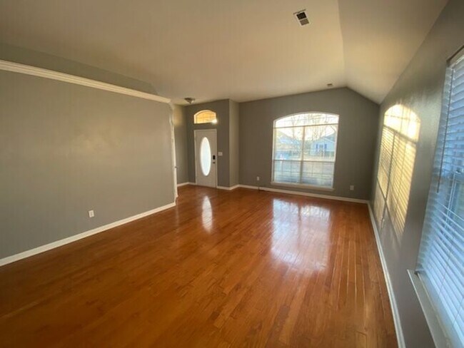 Building Photo - Fenced Yard!