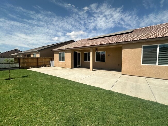 Building Photo - Nearly New 4 bedroom 2.5 bathroom