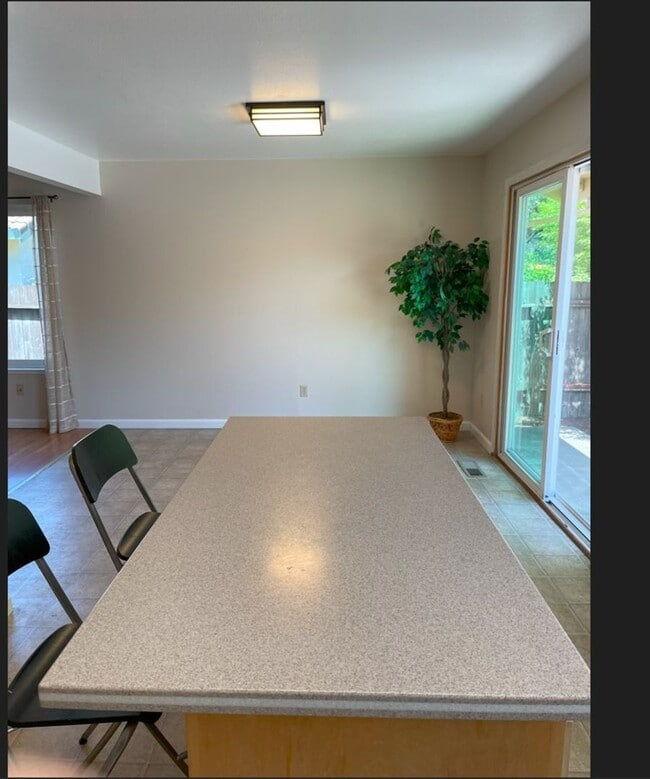 Building Photo - ~Spacious 5 Bed/2 Bath Home in D Section~ Available Now!