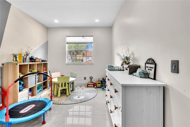 Building Photo - 8520 Vía Romana