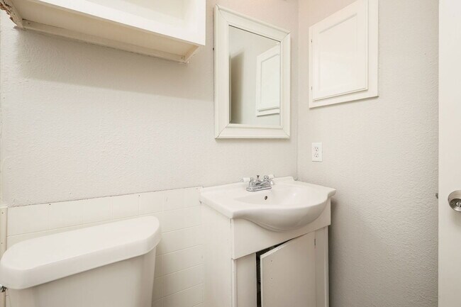 Building Photo - 2730 Bear Springs Dr