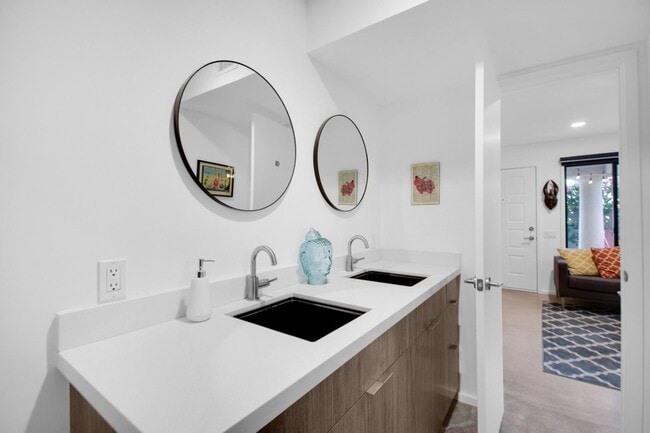 Building Photo - Stylish Ground-Floor Condo in Gated Palm S...