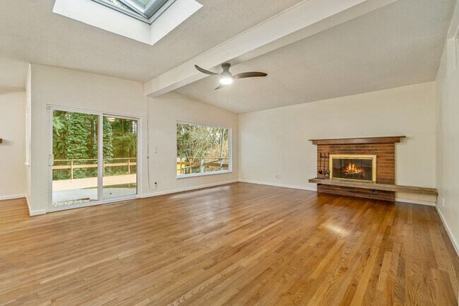 Building Photo - 6 Bedroom Home minutes from Saltwater Park...