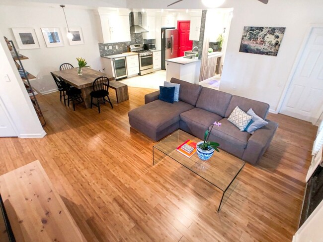 Building Photo - Beautiful Updated 2BR/2BA Condo Near Beltline