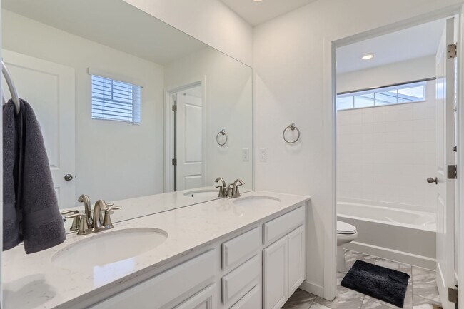 Building Photo - Stunning New Build in Aurora with Sleek Fi...