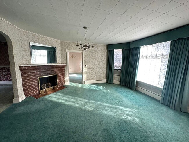Building Photo - 2027 Lincoln Way E