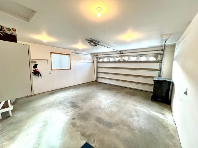Building Photo - Dog Friendly 3 bed 2 bath Home