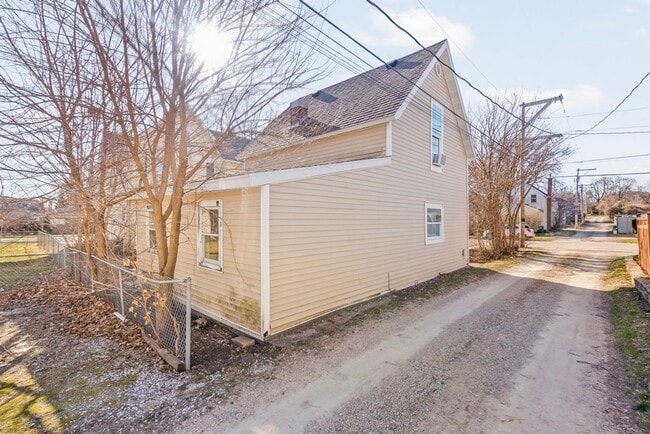 Building Photo - 309 W 10th St