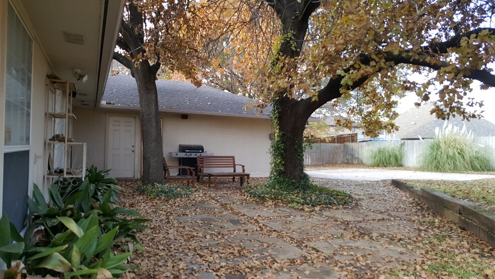 Building Photo - 825 Skylark Dr