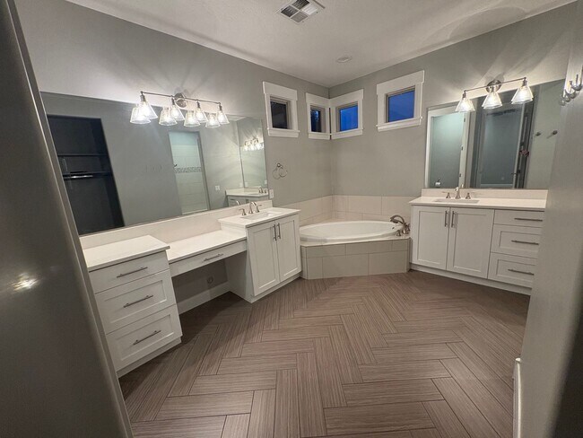 Building Photo - Charming 4-Bedroom Home in Highly Sought After Santa Clara!