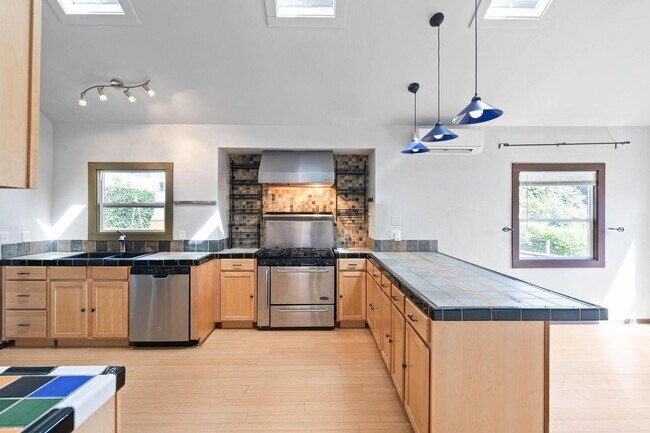 Building Photo - Unique, spacious 4-bdrm/3-bath Craftsman w/ lots of character. Bonus room, near Alberta District!