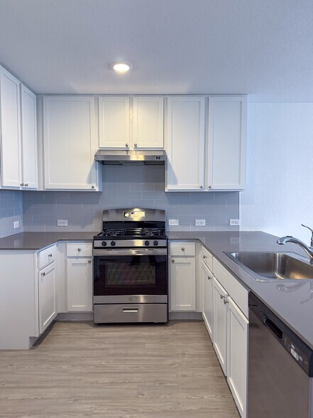 Building Photo - 1427 Laima Curv