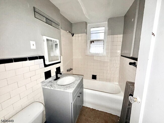 Building Photo - 17 Elwood Pl