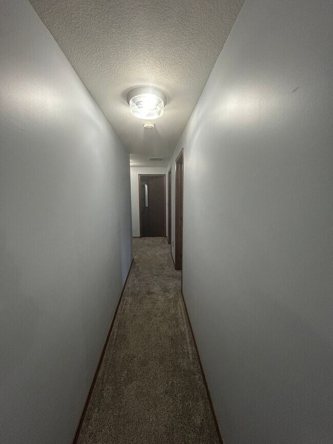 Building Photo - Updated 5 Bedroom , 3 Bath House in Derby Large back Yard