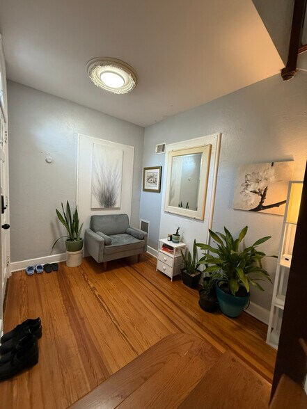 Primary Photo - 1011 Boston Ave