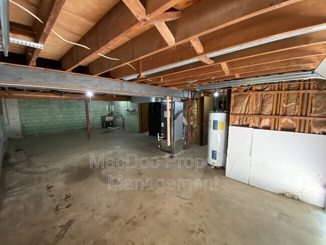 Building Photo - 219 Bells Hill Rd