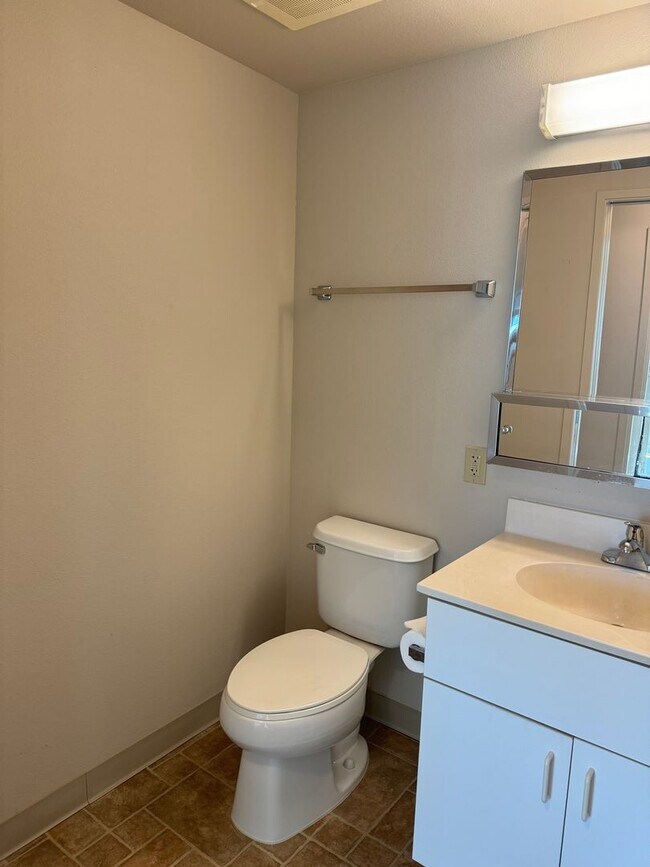 Building Photo - Country Club Village 6 - 2 Bedroom 1.5 Bat...