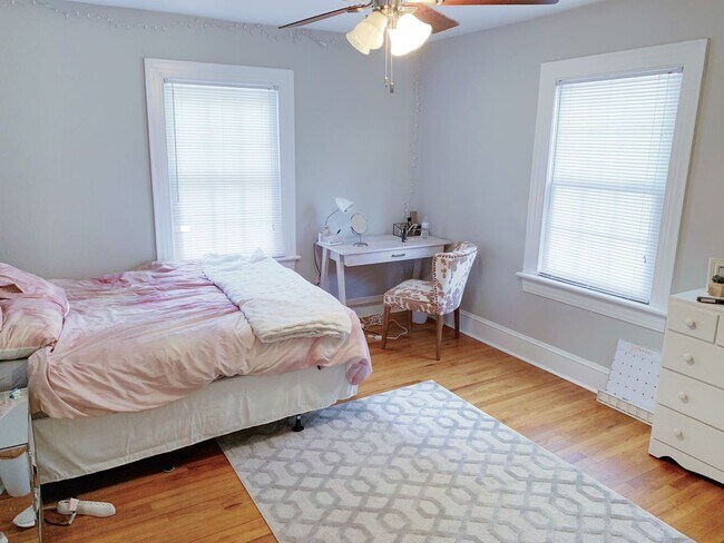 Building Photo - 3 Bedrooms 2 Full Baths with fenced in bac...