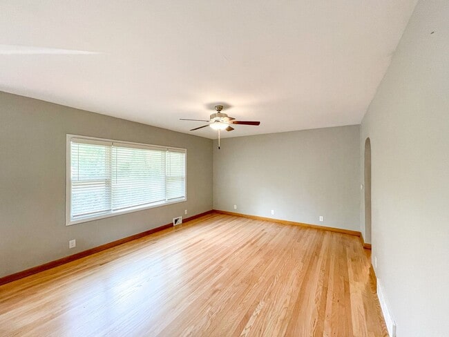 Building Photo - 3 Bedroom House for Rent!