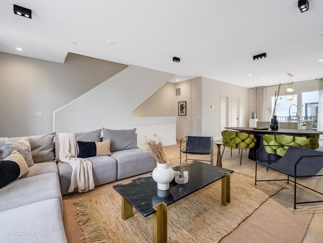 Building Photo - 3017 Cottonwood Ln