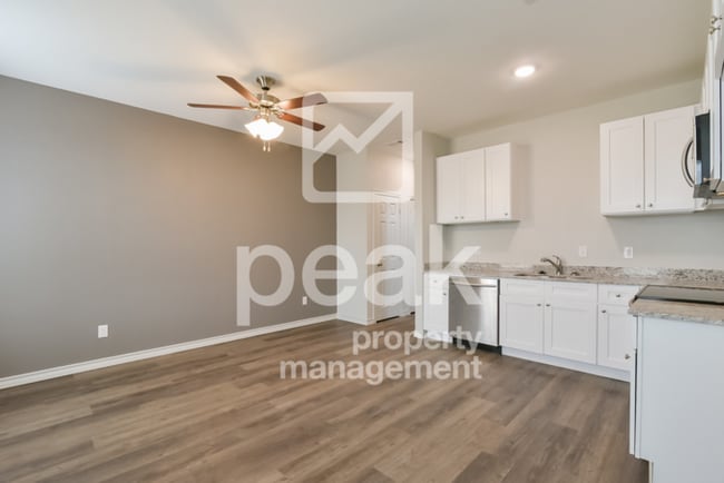 Building Photo - $1375! 2Bed/1.5bath Duplex Available for Rent!