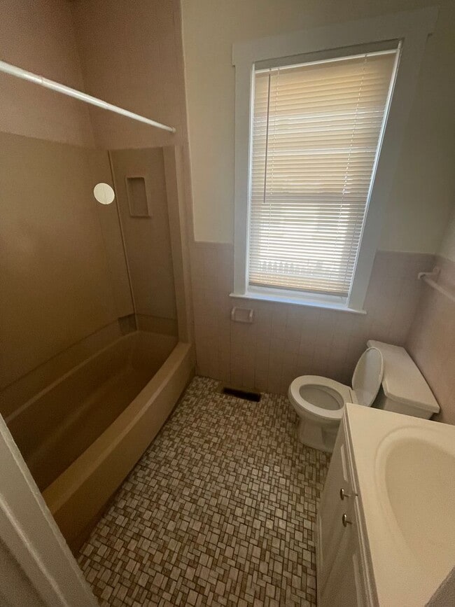 Building Photo - Noble Ave. 1024-1026