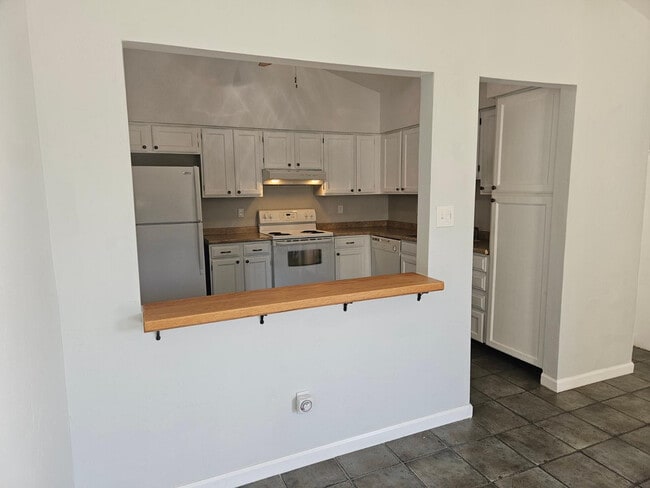 Building Photo - 555 N May