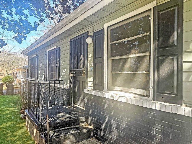Building Photo - 4/2 Ranch with Fenced Yard
