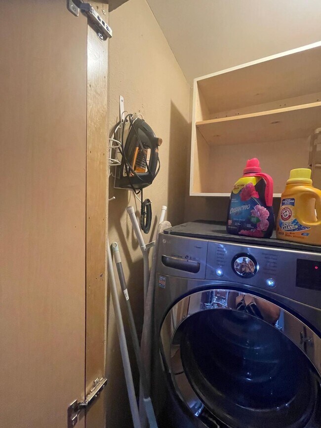 Building Photo - 584 Vossler Ave