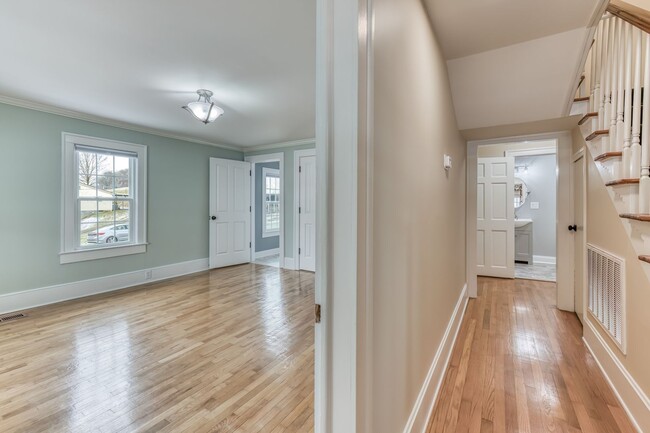 Building Photo - 5 Bedroom / 3.5 Bath Home Blountville, TN