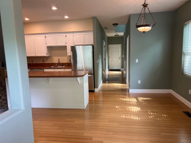 Building Photo - 2 Bed, 2 1/2 Bath townhome close to the Ri...