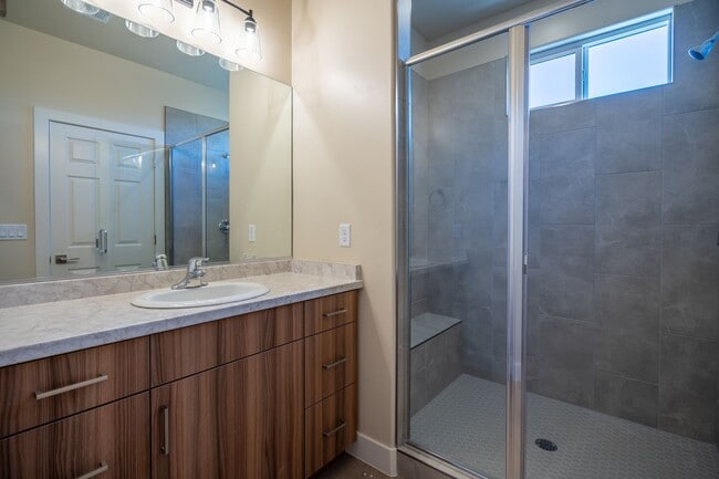 Building Photo - Newer Townhome Next to Utah Tech