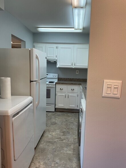 Building Photo - 1804 Colonial Village Way