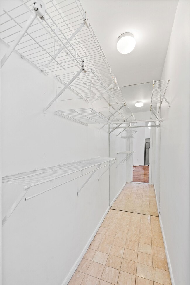 Building Photo - 140 W 71st St