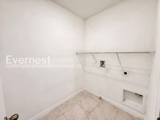 Building Photo - Limited Time Special Offer / 5 Bed/3 Bath Home with Garage / Pet-Friendly / Vouchers Accepted / A...