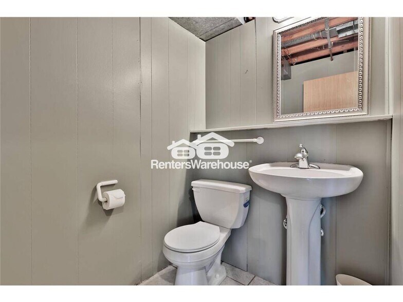 Building Photo - 1241 Holly Dr E