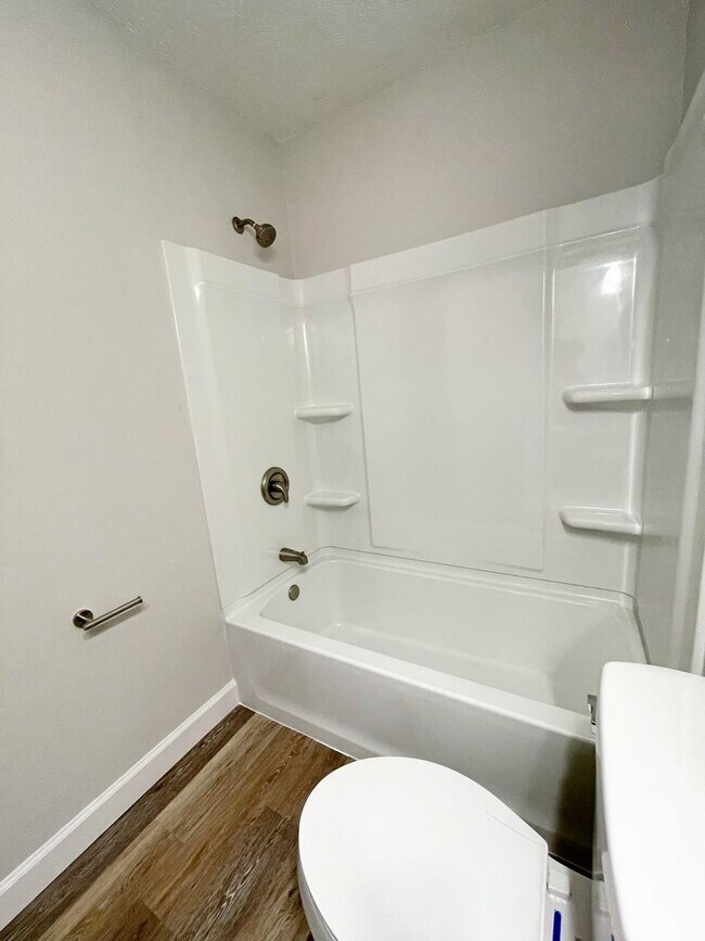 Building Photo - 2 Living Area's & 2 Car Garage - Near MSU, OTC W/ Silver Springs Park in Your Back Yard