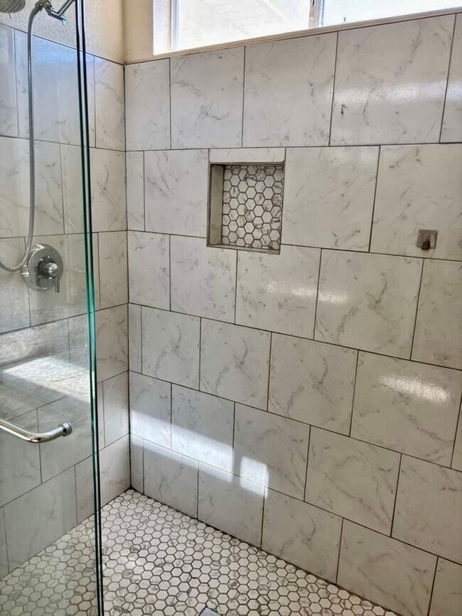 Building Photo - Delightful East Side 3 bedroom/2 bath Home...