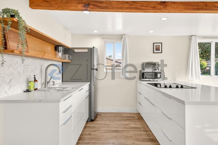 Building Photo - Unit 1/2
