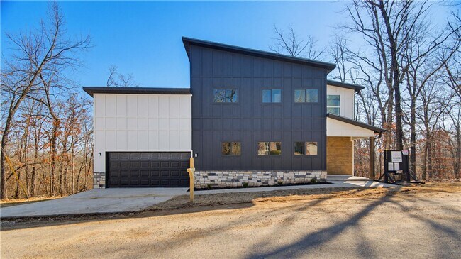 Building Photo - 20 Bobwith Ln